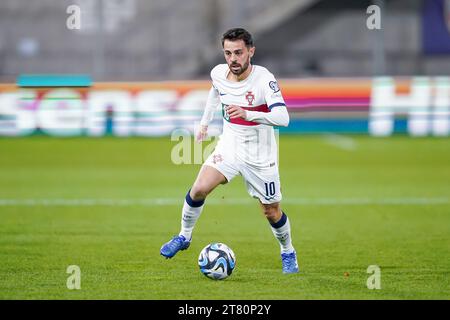 Vaduz, Liechtenstein. 16 novembre 2023. Vaduz, Liechtenstein, 16 novembre 2023 : Bernardo Silva (10 Portugal) contrôle le ballon lors du match de football UEFA European Qualifiers entre le Liechtenstein et le Portugal au Rheinpark Stadion à Vaduz, Liechtenstein. (Daniela Porcelli/SPP) crédit : SPP Sport Press photo. /Alamy Live News Banque D'Images