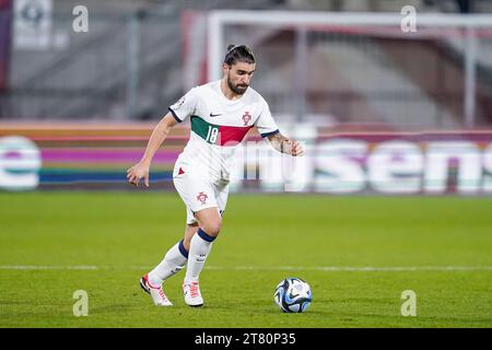 Vaduz, Liechtenstein. 16 novembre 2023. Vaduz, Liechtenstein, 16 novembre 2023 : Ruben Neves (18 Portugal) contrôle le ballon lors du match de football UEFA European Qualifiers entre le Liechtenstein et le Portugal au Rheinpark Stadion à Vaduz, Liechtenstein. (Daniela Porcelli/SPP) crédit : SPP Sport Press photo. /Alamy Live News Banque D'Images