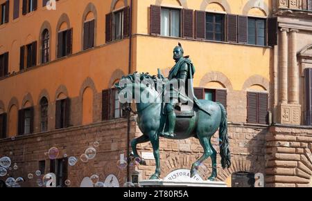 Florence, Italie - 30 septembre 2023 : statue équestre de Cosimo de Medici, Piazza della Signoria, Florence, Toscane en Italie Banque D'Images