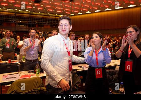 Brunswick, Allemagne. 17 novembre 2023. Philipp Türmer (M), nouveau président national de Jusos, se tient entre les applaudissements des membres du parti au congrès national des jeunes socialistes (Jusos). Crédit : Moritz Frankenberg/dpa/Alamy Live News Banque D'Images
