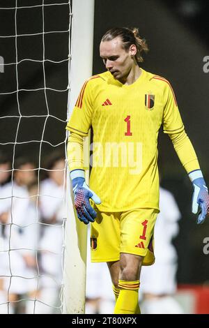 Roeselare, Belgique. 17 novembre 2023. Le gardien belge Maarten Vandoordt semble abattu lors du match entre l'équipe des jeunes U21 de l'équipe nationale belge de football Red Devils et les U21 d'Écosse, au stade 'The Nestt' de Roeselare, vendredi 17 novembre 2023, match de qualification 4/10 dans le groupe B avant le Championnat d'Europe des moins de 21 ans de l'UEFA 2025. BELGA PHOTO BRUNO FAHY crédit : Belga News Agency/Alamy Live News Banque D'Images