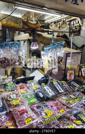 Tokyo, Japon - 12 avril 2023 : exposition sur le marché aux poissons de Tsukiji à Chuo City. C'est une attraction touristique majeure. Avant 2018, c'était la plus grande OMS Banque D'Images