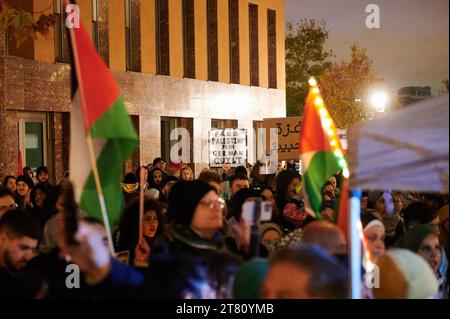 Berlin, Allemagne. 17 novembre 2023. "Libérer la Palestine de la culpabilité allemande" est écrit sur une banderole lors de la manifestation "solidarité avec la Palestine" devant le ministère fédéral des Affaires étrangères. Crédit : Annette Riedl/dpa/Alamy Live News Banque D'Images