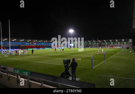 Manchester, Royaume-Uni. 17 novembre 2023. GV OF THE STADIUM *** lors du Gallagher Premiership Rugby match entre sale Sharks et Newcastle Falcons Rugby au stade AJ Bell, Manchester, Royaume-Uni, le 17 novembre 2023. Photo de Simon Hall. Usage éditorial uniquement, licence requise pour un usage commercial. Aucune utilisation dans les Paris, les jeux ou les publications d'un seul club/ligue/joueur. Crédit : UK Sports pics Ltd/Alamy Live News Banque D'Images