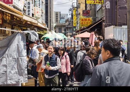 Tokyo, Japon - 12 avril 2023 : scène de rue sur le marché aux poissons de Tsukiji avec des personnes non identifiées. C'est une attraction touristique majeure. Avant 2018, c'était le Banque D'Images