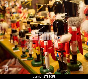 Poupées en bois casse-noisettes de différentes tailles sur le comptoir du marché de Noël Banque D'Images