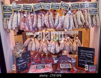 Différents types de saucisses sèches alsaciennes dans une vitrine de magasin Banque D'Images