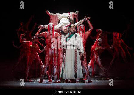 Londres, Royaume-Uni. 17 novembre 2023. Les artistes participent à une répétition générale complète de la production The Mongol Khan qui débute au London Coliseum le 17 novembre pour une série de deux semaines. C'est la première visite au Royaume-Uni d'une compagnie de théâtre mongole et célèbre 60 ans de relations anglo-mongoles. Crédit : Stephen Chung / Alamy Live News Banque D'Images