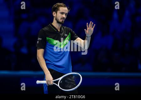 Turin, Italie. 17 novembre 2023. Daniil Medvedev, de Russie, fait des gestes pendant le match du tournoi à la ronde en simple contre Carlos Alcaraz, d'Espagne, pendant la sixième journée des finales Nitto ATP. Carlos Alcaraz a gagné 6-4, 6-4. Crédit : Nicolò Campo/Alamy Live News Banque D'Images