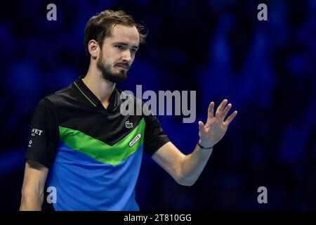 Turin, Italie. 17 novembre 2023. Daniil Medvedev, de Russie, fait des gestes pendant le match du tournoi à la ronde en simple contre Carlos Alcaraz, d'Espagne, pendant la sixième journée des finales Nitto ATP. Carlos Alcaraz a gagné 6-4, 6-4. Crédit : Nicolò Campo/Alamy Live News Banque D'Images