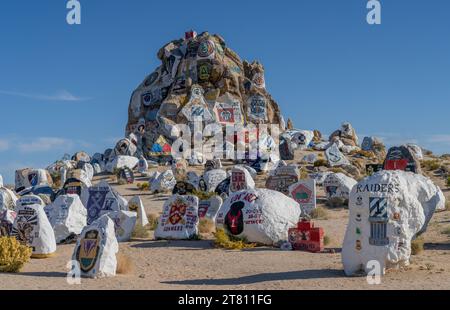 Pendant près de quatre décennies, les unités de combat ont peint leurs insignes sur des rochers appelés Painted Rocks près de la base militaire de fort Irwin en Californie. Banque D'Images