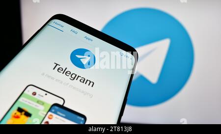 Téléphone mobile avec site Web du service de messagerie instantanée Telegram Messenger devant le logo. Effectuez le focus sur le coin supérieur gauche de l'écran du téléphone. Banque D'Images