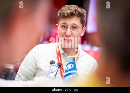 Brunswick, Allemagne. 17 novembre 2023. Philipp Türmer, nouveau président fédéral des jeunes socialistes (Jusos), s’adresse aux journalistes au Congrès fédéral des jeunes socialistes (Jusos). Crédit : Moritz Frankenberg/dpa/Alamy Live News Banque D'Images