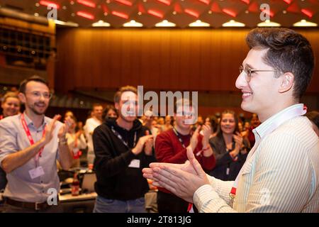 Brunswick, Allemagne. 17 novembre 2023. Philipp Türmer (à droite), nouveau président national de Jusos, se tient entre les applaudissements des membres du parti au congrès national des jeunes socialistes (Jusos). Crédit : Moritz Frankenberg/dpa/Alamy Live News Banque D'Images