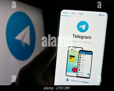 Personne tenant le smartphone avec la page Web du service de messagerie instantanée Telegram Messenger devant le logo. Concentrez-vous sur le centre de l'écran du téléphone. Banque D'Images
