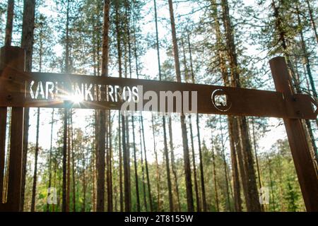 Le soleil brille à travers un panneau sur le sentier de randonnée Bear dans le nord de la Finlande Banque D'Images