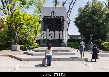 Tokyo, Japon - 09 avril 2023 : sculpture des portes de l'enfer devant le Musée national d'art occidental avec des personnes non identifiées. Par Auguste Rodin, depi Banque D'Images