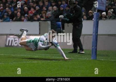 Manchester, Royaume-Uni. 17 novembre 2023. ESSAYEZ Louis Brown #14 Newcastle *** lors du Gallagher Premiership Rugby match entre sale Sharks et Newcastle Falcons Rugby au stade AJ Bell, Manchester, Royaume-Uni le 17 novembre 2023. Photo de Simon Hall. Usage éditorial uniquement, licence requise pour un usage commercial. Aucune utilisation dans les Paris, les jeux ou les publications d'un seul club/ligue/joueur. Crédit : UK Sports pics Ltd/Alamy Live News Banque D'Images