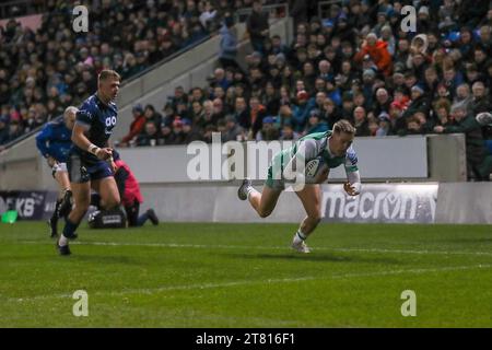 Manchester, Royaume-Uni. 17 novembre 2023. ESSAYEZ NEWCASTLE #14 Louis Brown*** lors du Gallagher Premiership Rugby match entre sale Sharks et Newcastle Falcons Rugby au stade AJ Bell, Manchester, Royaume-Uni, le 17 novembre 2023. Photo de Simon Hall. Usage éditorial uniquement, licence requise pour un usage commercial. Aucune utilisation dans les Paris, les jeux ou les publications d'un seul club/ligue/joueur. Crédit : UK Sports pics Ltd/Alamy Live News Banque D'Images