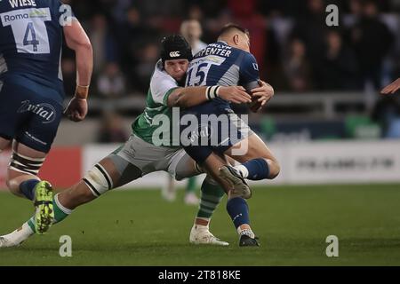 Manchester, Royaume-Uni. 17 novembre 2023. Joe Carpenter de sale est attaqué par Newcastle Tim Cardall*** lors du Gallagher Premiership Rugby match entre sale Sharks et Newcastle Falcons Rugby au stade AJ Bell de Manchester, Royaume-Uni le 17 novembre 2023. Photo de Simon Hall. Usage éditorial uniquement, licence requise pour un usage commercial. Aucune utilisation dans les Paris, les jeux ou les publications d'un seul club/ligue/joueur. Crédit : UK Sports pics Ltd/Alamy Live News Banque D'Images