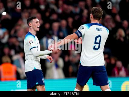 Les Anglais Phil Foden (à gauche) et Harry Kane célèbrent après que le Maltais Enrico Pepe (non représenté) ait marqué son propre but lors du match de qualification de l'UEFA Euro 2024 du Groupe C au stade de Wembley, à Londres. Date de la photo : Vendredi 17 novembre 2023. Banque D'Images