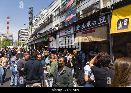 Tokyo, Japon - 12 avril 2023 : scène de rue sur le marché aux poissons de Tsukiji avec des personnes non identifiées. C'est une attraction touristique majeure. Avant 2018, c'était le Banque D'Images
