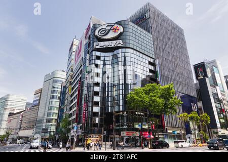 Tokyo, Japon - 12 avril 2023 : Fujiya Building et Sukiyabashi Crossing à Ginza, Chuo City, Tokyo. Fujiya est une chaîne nationale de confiserie sto Banque D'Images