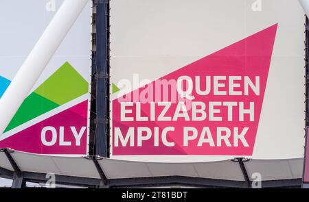 Gros plan du logo Queen Elizabeth Olympic Park sur un terrain de football de West Ham United à canopée en tissu. Stratford, Londres, Royaume-Uni. Banque D'Images