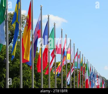 de nombreux drapeaux colorés des états du monde alignés sur des poteaux pendant l'événement international Banque D'Images