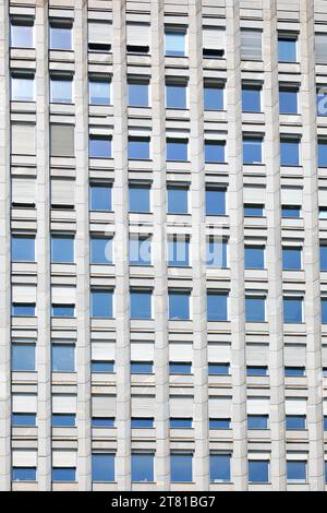 Arrière-plan des fenêtres d'appartement et de bureau d'un gratte-ciel américain avec du béton et du verre sans personnes Banque D'Images