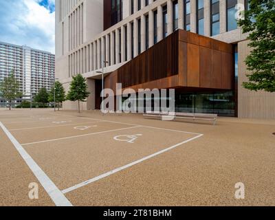 Baies de stationnement pour personnes handicapées à l'extérieur du campus est de l'UCL bâtiment Marshgate conçu par Stanton Williams, situé dans l'ancien parc olympique, Stratford, Londres. Banque D'Images