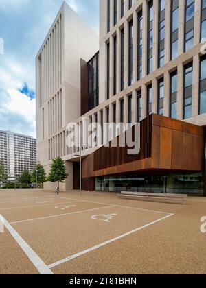 Baies de stationnement pour personnes handicapées à l'extérieur du campus est de l'UCL bâtiment Marshgate conçu par Stanton Williams, situé dans l'ancien parc olympique, Stratford, Londres. Banque D'Images