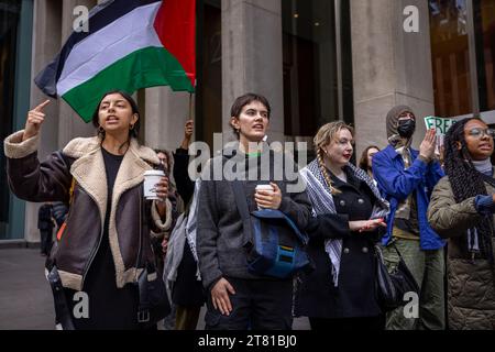 NEW YORK, NEW YORK - NOVEMBRE 17 : des manifestants pro-palestiniens chantent devant le siège de News Corp lors d'une manifestation appelant à un cessez-le-feu à Gaza le 17 novembre 2023 à New York. Plusieurs manifestants sont entrés au siège de News Corp à Manhattan aujourd'hui dans le cadre d'une journée mondiale d'action en faveur de la Palestine (photo de Michael Nigro/Sipa USA) crédit : SIPA USA/Alamy Live News Banque D'Images