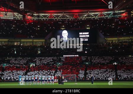 Londres, Royaume-Uni. 17 novembre 2023. Londres, le 17 novembre 2023 : hommage à Sir Bobby Charlton lors du match de qualification de l'UEFA Euro 2024 entre l'Angleterre et Malte au stade de Wembley, Londres, Angleterre. (Pedro Soares/SPP) crédit : SPP Sport Press photo. /Alamy Live News Banque D'Images