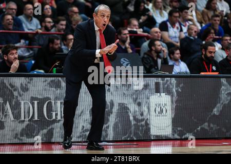 Ettore Messina entraîneur-chef de EA7 Emporio Armani Milan réagit lors du match de la saison régulière de Turkish Airlines Euroleague Round 9 entre EA7 Emporio Armani Milan et Anadolu Efes Istanbul au Mediolanum Forum, Milan, Italie le 16 novembre 2023 - photo FCI / Fabrizio Carabelli Banque D'Images