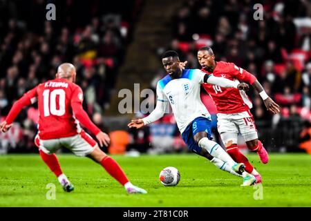 Marc Guehi (5 Angleterre) se lance lors du match de qualification du Groupe C pour le Championnat d'Europe de l'UEFA entre l'Angleterre et Malte au Wembley Stadium, Londres, le vendredi 17 novembre 2023. (Photo : Kevin Hodgson | MI News) crédit : MI News & Sport / Alamy Live News Banque D'Images