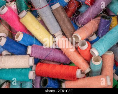 Beaucoup de fils à coudre colorés sur des bobines Banque D'Images