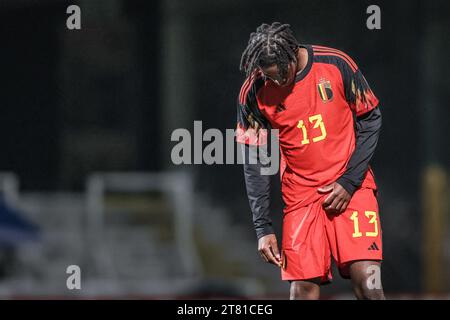 Roeselare, Belgique. 17 novembre 2023. Le Belge Samuel Mbangula semble abattu après le match entre l'équipe de jeunes U21 de l'équipe nationale belge de football Red Devils et les U21 d'Écosse, au stade 'The Nestt' de Roeselare, vendredi 17 novembre 2023, match de qualification 4/10 dans le groupe B avant le Championnat d'Europe des moins de 21 ans de l'UEFA 2025. BELGA PHOTO BRUNO FAHY crédit : Belga News Agency/Alamy Live News Banque D'Images