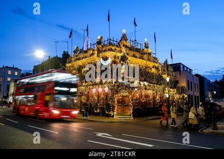 Londres, Royaume-Uni. 1 septembre 2023. L'exposition festive annuelle au Churchill Arms à Notting Hill présente plus de 80 arbres et 22 000 lumières sur la façade du bâtiment. Crédit : Photographie de onzième heure / Alamy Live News Banque D'Images