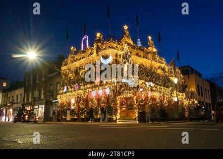 Londres, Royaume-Uni. 1 septembre 2023. L'exposition festive annuelle au Churchill Arms à Notting Hill présente plus de 80 arbres et 22 000 lumières sur la façade du bâtiment. Crédit : Photographie de onzième heure / Alamy Live News Banque D'Images