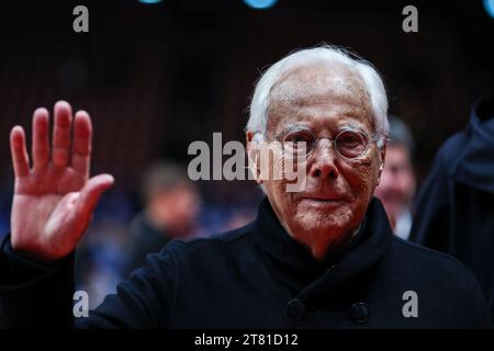 Milan, Italie. 16 novembre 2023. Giorgio Armani regarde lors du match de la saison régulière 9 de Turkish Airlines Euroleague entre EA7 Emporio Armani Milan et Anadolu Efes Istanbul au Mediolanum Forum. Score final ; EA7 Milan 92:76 Efes. (Photo de Fabrizio Carabelli/SOPA Images/Sipa USA) crédit : SIPA USA/Alamy Live News Banque D'Images