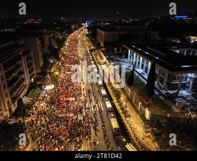 Athènes, Grèce. 17 novembre 2023. En vue aérienne, des milliers de manifestants défilent devant l’ambassade américaine lors d’une manifestation marquant le 50e anniversaire du soulèvement étudiant de 1973 contre la junte militaire. Des événements sont organisés dans tout le pays pour marquer le 50e anniversaire du soulèvement étudiant historique. Crédit : Dimitris Aspiotis/Alamy Live News Banque D'Images