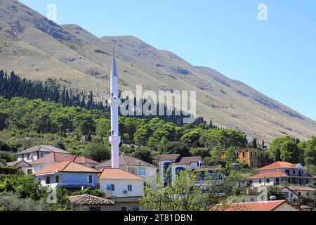 Shkoder, Shiroka / Albanie - septembre 11 2023 : Tour de mosquée dans le fond de la ville et les montagnes Rumija, Tarabosh Banque D'Images