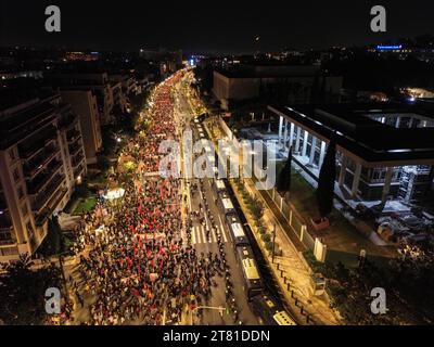 Athènes, Grèce. 17 novembre 2023. En vue aérienne, des milliers de manifestants défilent devant l’ambassade américaine lors d’une manifestation marquant le 50e anniversaire du soulèvement étudiant de 1973 contre la junte militaire. Des événements sont organisés dans tout le pays pour marquer le 50e anniversaire du soulèvement étudiant historique. Crédit : Dimitris Aspiotis/Alamy Live News Banque D'Images