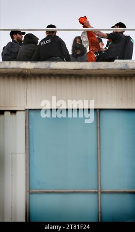 Southampton, Hampshire, Royaume-Uni. 16 novembre 2023. Un activiste se voit offrir une couverture isolante alors qu'il est arrêté sur le toit. Palestine action occupe le toit de l'industrie italienne de l'armement, le géant Leonardo dans leur usine de Southampton. Leonardo fournit à Israël des avions de combat et des armes qui sont actuellement utilisés à Gaza. Palestine action exige que les compagnies d’armement qui fournissent des armes à Israël soient fermées définitivement. Ils ont annoncé que les entreprises vendant des armes aux Forces de défense israéliennes et à leurs partenaires seraient visées par une action directe. Ces actions Banque D'Images