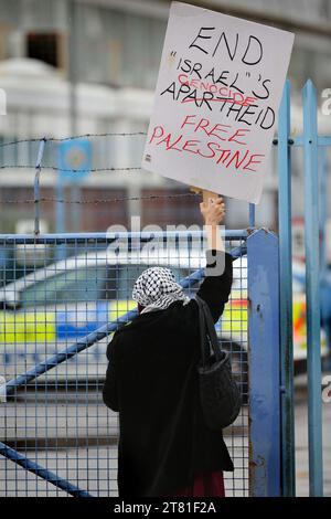 Southampton, Hampshire, Royaume-Uni. 16 novembre 2023. Un partisan du palestinien tient une pancarte aux portes de l'usine. Palestine action occupe le toit de l'industrie italienne de l'armement, le géant Leonardo dans leur usine de Southampton. Leonardo fournit à Israël des avions de combat et des armes qui sont actuellement utilisés à Gaza. Palestine action exige que les compagnies d’armement qui fournissent des armes à Israël soient fermées définitivement. Ils ont annoncé que les entreprises vendant des armes aux Forces de défense israéliennes et à leurs partenaires seraient visées par une action directe. Ces actions se trouvent dans Banque D'Images