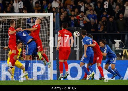 Rome, Italie. 17 novembre 2023. Matteo Darmian, à droite, d'Italie, marque lors du match de qualification de l'UEFA Euro 2024 entre l'Italie et la Macédoine du Nord au Stade Olympique, Rome, Italie, 17 novembre 2023. Crédit : Riccardo de Luca - Update Images/Alamy Live News Banque D'Images
