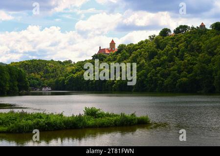 Brno Dam - République tchèque. Magnifique paysage tchèque avec forêts, lac et ciel bleu. Espace de loisirs pour les sports et les divertissements. Banque D'Images