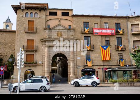 Catalan estelada drapeaux d'étoiles non officiels et bannière d'indépendance accrochés dans un bâtiment dans la ville de Solsona, Catalogne, Espagne Banque D'Images