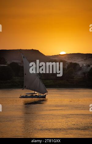 Un voilier Felucca sur le Nil Banque D'Images